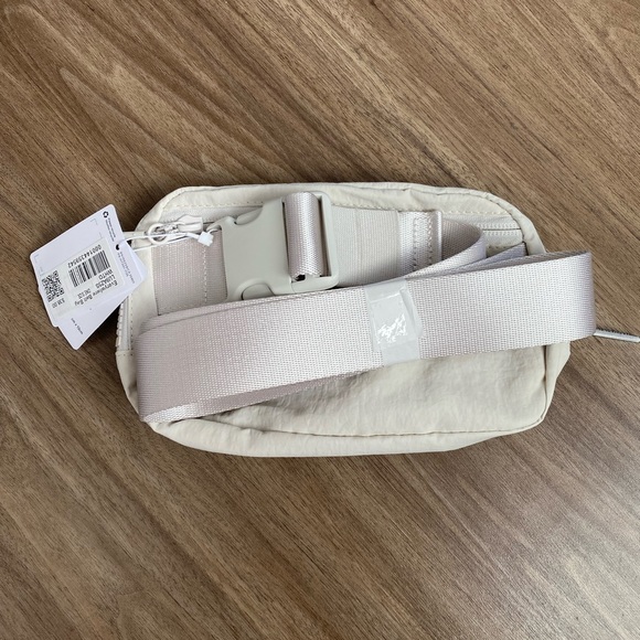 Lululemon White Opal Everywhere Belt Bag - Picture 2 of 6